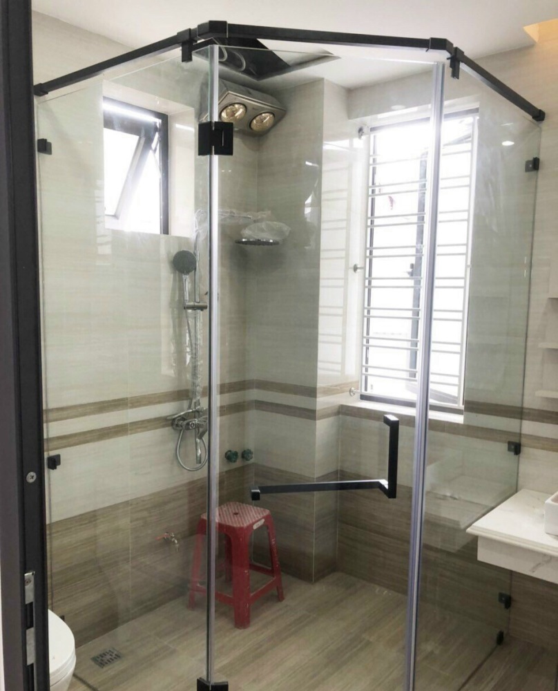 Không gian tắm trở nên ấn tượng hơn bao giờ hết với cabin phòng tắm kính Ninh Kiều. Thiết kế hiện đại, sang trọng đem lại cho bạn cảm giác thư giãn sau một ngày làm việc mệt mỏi. Hãy chiêm ngưỡng hình ảnh để cảm nhận sự độc đáo và tiện nghi của cabin phòng tắm kính này.